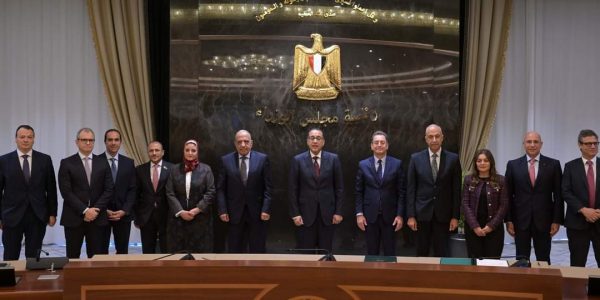 رئيس الوزراء يشهد توقيع مذكرتي تفاهم لانتاج الكهرباء من الطاقات الجديدة والمتجددة (شمسي و رياح)