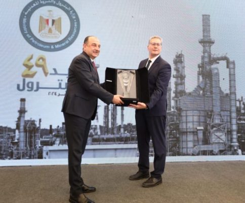وزارة البترول تكرم المهندس محمد شيمي وزير قطاع الأعمال العام