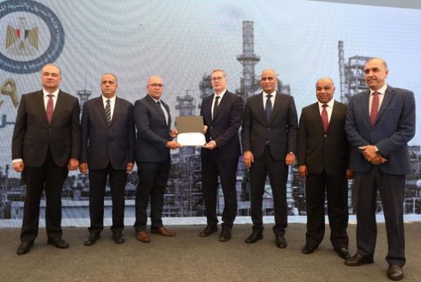 تكريم أكرم عبد العزيز مدير عام الكهرباء بشركة أسيوط لتكرير البترول