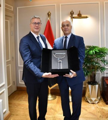 المهندس كريم بدوي يتقدم بالشكر والتقدير للسيد هشام لطفي علي مجهوداته في فترة عمله