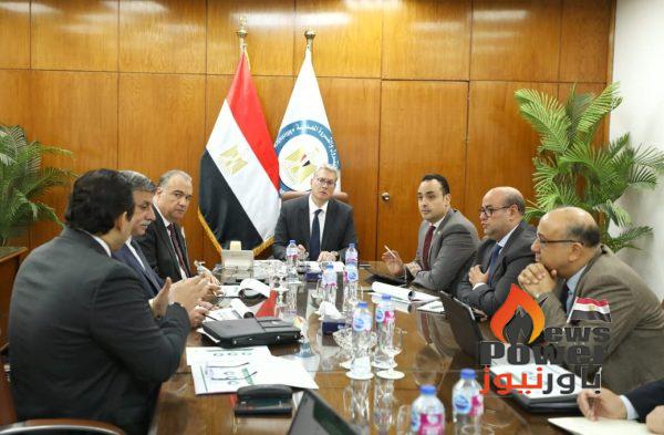 بدوى يتابع نشاط تحويل السيارات للعمل بالغاز كوقود