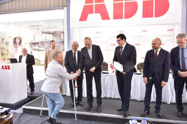 استثماراتها سويسرية وسويدية ويعمل فيها 1000 عامل .. جولة لوزير العمل في شركة