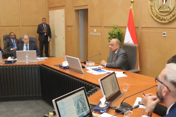 وزير الكهرباء يلتقي مع نائب رئيس شركة 