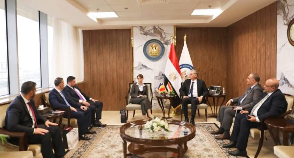 وزير البترول يستقبل الرئيس التنفيذي لشركة 