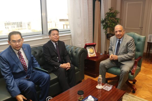 خلال لقاء سفير ماليزيا .. الدكتور محمود عصمت: زيادة التعاون فى مجالات الطاقة المتجددة وتدريب الكوادر البشرية