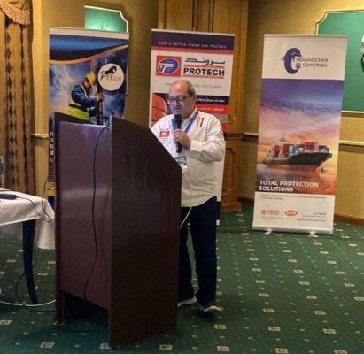 الدكتور أحمد عبدالكريم العضو المنتدب لشركة الخزف والصينى يقدم ورقة بحثية عن كيفية الاستفادة من مطحون البورسلين كعازل في مجال الدهانات