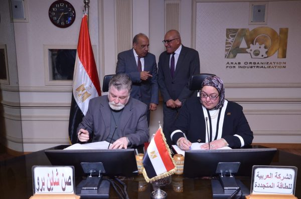 عصمت ورئيس الهيئة العربية للتصنيع يشهدان توقيع عقد إنشاء مشروع صناعي مشترك للألواح الشمسية بين العربية للتصنيع وكبرى الشركات السويدية