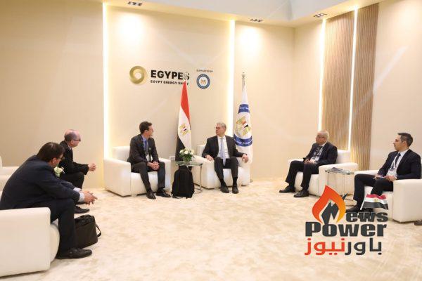وزير البترول يبحث مع مسئولى  شركة اكسنز مشروعات البتروكيماويات ووقود الطائرات