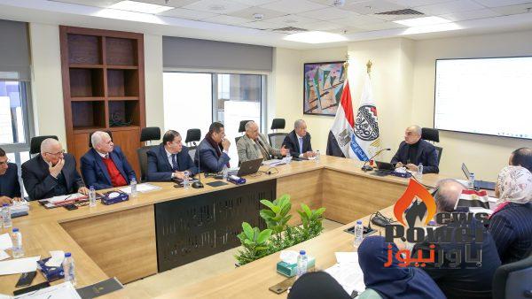 وزير قطاع الأعمال العام يتابع آخر مستجدات مشروعات قطاع الصناعات المعدنية التابع للوزارة
