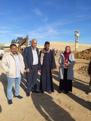 رزق تتفقد سير الأعمال ببرج عبور قناة السويس بخط الربط بين مصر والسعودية 