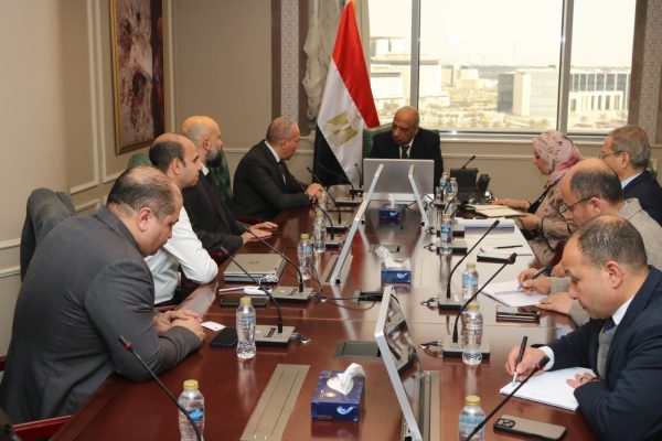 وزير الكهرباء يبحث مع مجموعة 