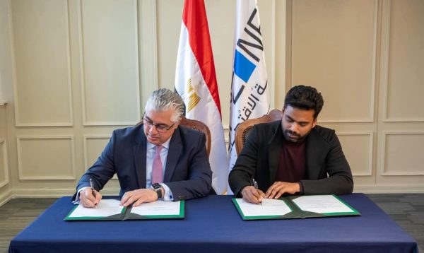 رئيس اقتصادية قناة السويس يوقع اتفاقية مع شركة 