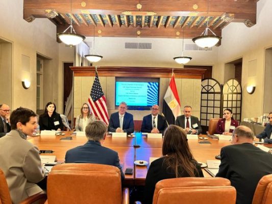 نظمتها غرفة التجارة الأمريكية..مائدة حوارية تجمع وزير البترول وشركات أباتشي وبيكتيل وبي بي وإكسون موبيل وآي بي آر