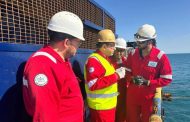 رئيس شركة PMS يتفقد أعمال تركيب جاكت منصة WEB Offshore بحقل غاز غرب البرلس البحري بالوحدة البحرية البارج PMS 12 في إدكو