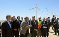 خلال جولته بمزرعة توليد الكهرباء بقدرة 650 ميجاوات برأس غارب : رئيس الوزراء يشدد على ضرورة الاتجاه نحو تصنيع جميع المعدات ومكونات مشروعات طاقة الرياح محليا