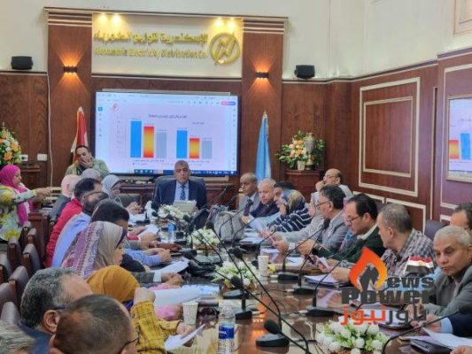 رئيس الإسكندرية لتوزيع الكهرباء يعقد اجتماعا هاما مع مسئولي الضبطية القضائية بالشركة