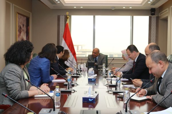 وزير الكهرباء يبحث مع وفد مجموعة 