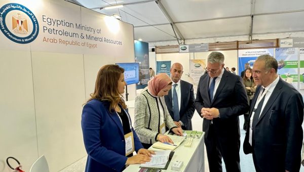 بدوى يتفقد جناح قطاع البترول المصري المشارك في مؤتمر OMC Med بايطاليا