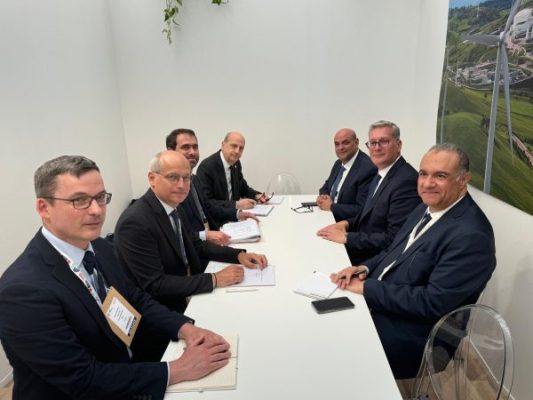 فعاليات مؤتمر 2025 OMC بمدينة رافينا الإيطالية .. جلسة مباحثات لوزير البترول مع وفد شركة توتال انيرجيز