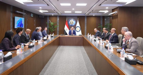 وزير البترول يلتقي الرئيس التنفيذي لشركة Sun Africa الأمريكية لبحث التعاون في مجال الطاقة الخضراء والتقاط الكربون وتخزينه