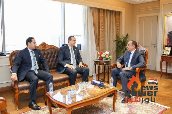 وزير قطاع الأعمال العام يبحث مع رئيس هيئة الرعاية الصحية تعزيز التعاون المشترك لدعم الصناعة الوطنية والتنمية المستدامة