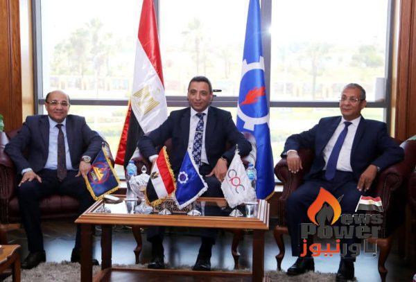 بالتعاون مع شركتي مصر والتعاون للبترول ... محافظ السويس يوقع بروتوكول تعاون لدعم المشروعات الصغيرة وتنفيذ مبادرة “الأمان والتوفير”