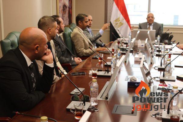 عصمت يجتمع بمسئولي شركة 