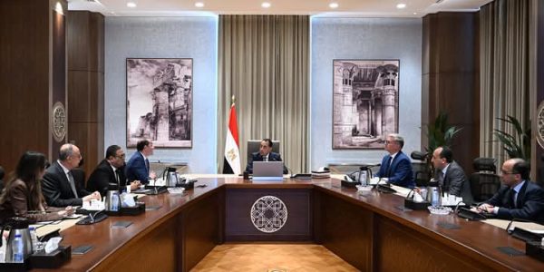 رئيس الوزراء يُتابع جهود الحكومة لتحويل السيارات للعمل بالغاز الطبيعي في حضور وزير البترول 