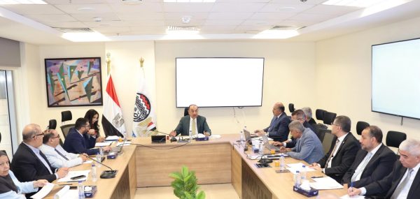 وزير قطاع الأعمال العام يعقد اجتماعًا موسعًا مع رؤساء شركات الأدوية التابعة لاستعراض مؤشرات الأداء وموقف مشروعات التطوير والتوسعات المستقبلية