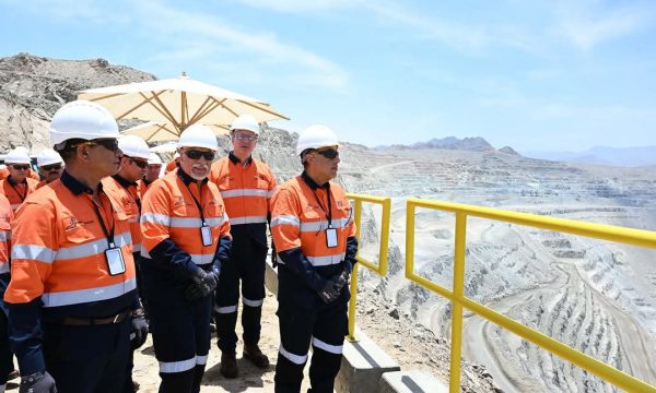 عقب اجتماعه مع مسئولي الشركة:رئيس الوزراء يتفقد أعمال المنجم المفتوح من أعلى قمة الجبل بـ