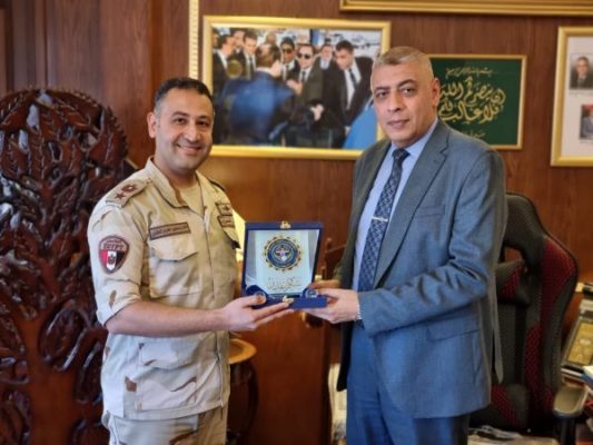 منح المهندس ايهاب الفقى درع المجمع الطبى للقوات المسلحة