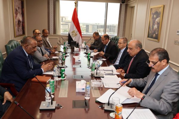 وزير الكهرباء يبحث مع وزير النفط والطاقة السوداني سبل دعم وتعزيز الشراكة والتعاون في مجالات الكهرباء وإعادة بناء وتأهيل الشبكات