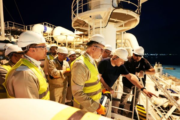 في إطار إجراءات تأمين إمدادات الغاز الطبيعي لمحطات الكهرباء خلال الصيف : بدوي يشهد وصول سفينة جديدة لاعادة تغييز الغاز الطبيعي المسال المستورد بميناء الإسكندرية