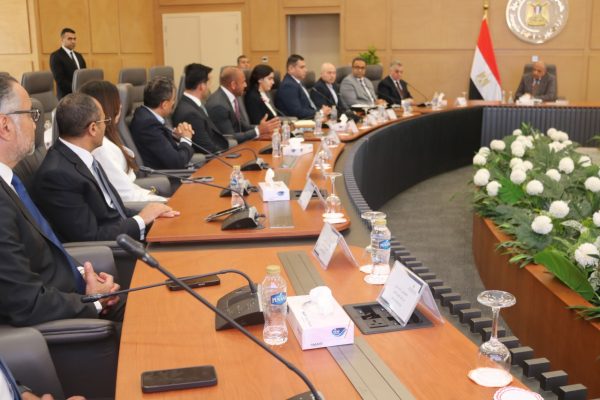 وزير الكهرباء يسلّم شهادات تأهيل 4 مشروعات لإنتاج الطاقة المتجددة وبيعها لمستهلكين صناعيين