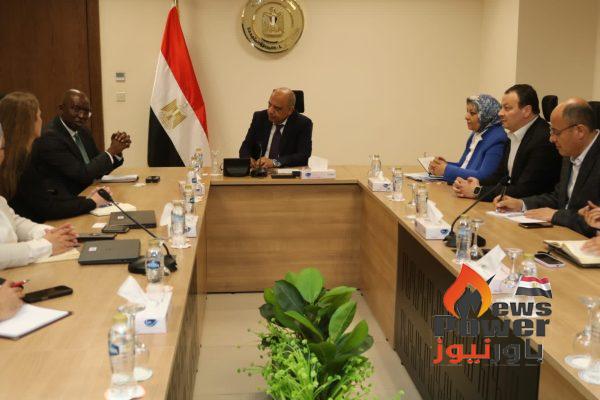 وزير الكهرباء والطاقة المتجددة يبحث مع وفد مؤسسة التمويل الدولية 