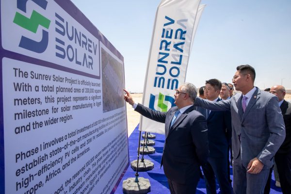 باستثمارات 200 مليون دولار.. رئيس اقتصادية قناة السويس يشهد وضع حجر الأساس لمجمع صناعي متكامل لإنتاج مستلزمات الطاقة الشمسية بالسخنة على مساحة 200 ألف متر مربع