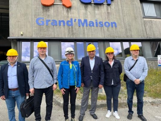 خلال زيارته إلى فرنسا ..وزير الكهرباء يتفقد محطة 