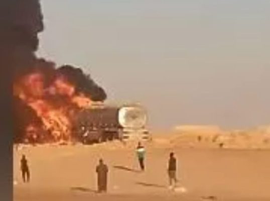 احتراق سيارتين إحداهما محملة بالوقود في تصادم بطريق الواحات