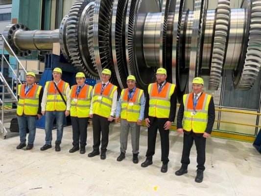 وزير الكهرباء يزور مصنعي 