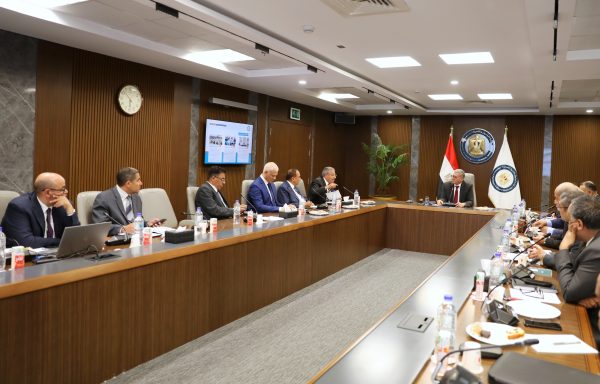 وزير البترول يلتقي بمجموعة من كبار كتاب الصحافة المصرية ورؤساء التحرير وخبراء الاقتصاد والبترول