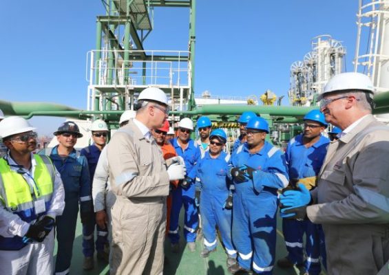 بدوى خلال تفقده المراحل النهائية لتجهيزات سفينة التغييز 