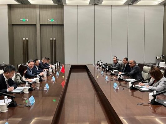 عصمت يبحث مع رئيس هيئة الطاقة الصينية نقل وتوطين تكنولوجيا صناعة الخلايا الشمسية وتربينات الرياح وبطاريات تخزين الطاقة في مصر 