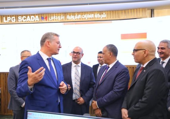 وزير البترول يتفقد مشروع منظومة 