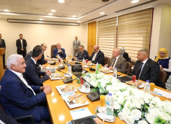 وزير البترول يتابع من داخل شركة 