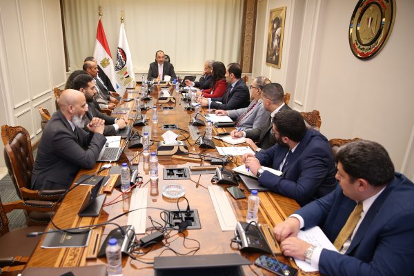 وزير قطاع الأعمال العام يبحث مع 