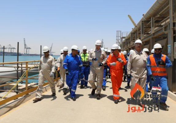 المهندس كريم بدوى وزير البترول والثروة المعدنية يتفقد استعدادات وتجهيزات ميناء سونكر  لاستقبال سفينة 