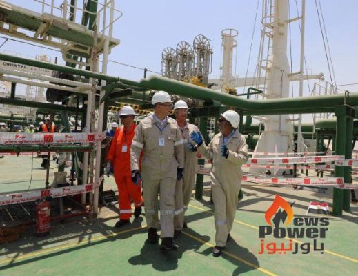 بدوى خلال تفقده تجهيزات سفينة التغييز 