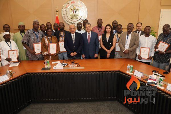 وزير الكهرباء والطاقة المتجددة يشهد احتفالية تخريج 31 متدربا إفريقياً في برامج استخدام نظام SCADA في شبكات توزيع الكهرباء والهيدروجين منخفض الكربون