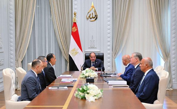 الرئيس السيسي يوجه بتسريع توطين الصناعات البتروكيماوية والتعدينية وجذب الاستثمارات العالمية