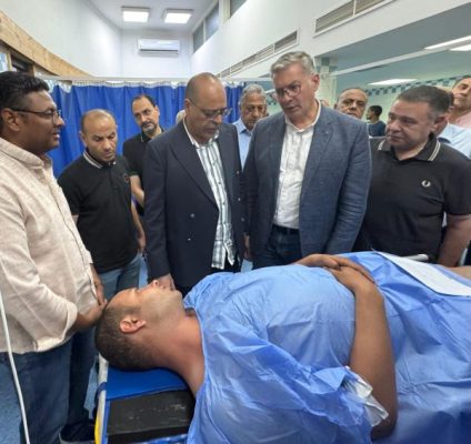 بدوي وجبران يطمئنان علي الناجين من حادث بارج خليج السويس